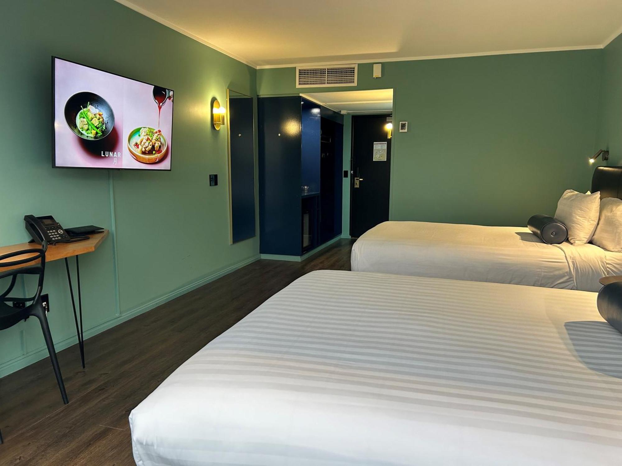 Naumi Auckland Airport Hotel Стая снимка